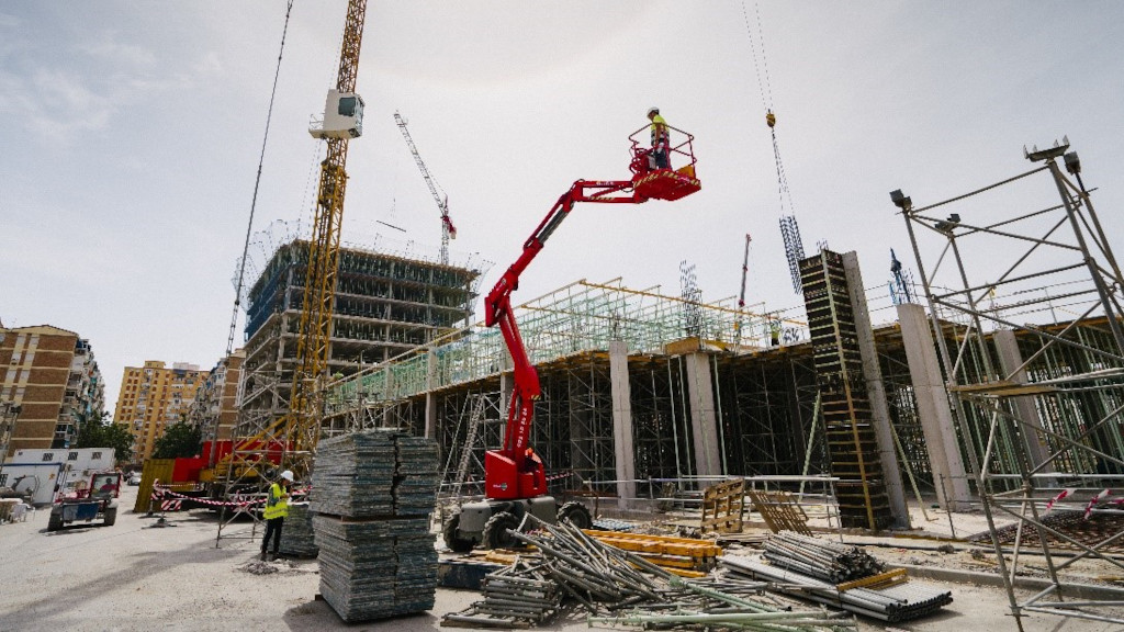 Plataforma articulada en obra situada en el centro de Málaga