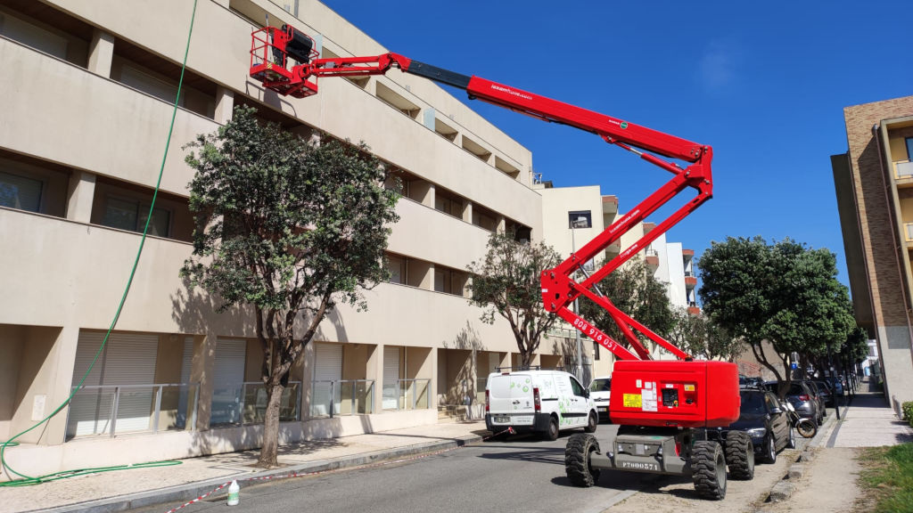 PLATAFORMA ELEVADORA ARTICULADA edificio