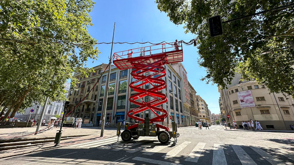 plataforma elevadora loxamHune en san fermines pamplona